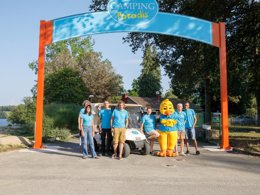 Camping Pas Cher vous présente avec son site Officiel campingpascher.fr, le Camping Paradis Les 2 îles classé 3 étoiles, situé sur la commune de Peyrat Le Chateau dans le département Haute-vienne (Limousin) en France. Le camping Paradis Les 2 îles, vous présente un hébergement de type mobil-home de 22 m² et télévision. Le camping Paradis Les 2 îles vous propose du dimanche 06 septembre au dimanche 13 septembre 2026, en promotion à -20% pour 7 nuits à 167 € au lieu de 209,0 € soit une Économie de 42 €. Cette location propose 110 dates différentes pour réserver votre séjour. Découvrez également les 11 autres gammes d'hébergements du camping. Les Avis clients pour le Camping Paradis Les 2 îles sont excellents avec une note moyenne de 8 sur 10. Lac, Animations familiales, Club enfants, Aire de jeux enfants, Court de tennis, Ping-pong, Pétanque, Terrain de beach-volley, Terrain multisports, Bar, Dépôt de pain, Épicerie,... En savoir plus : cliquez-ICI.