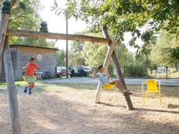 Camping Pas Cher vous présente avec son site Officiel campingpascher.fr, le Camping Paradis Les 2 îles classé 3 étoiles, situé sur la commune de Peyrat Le Chateau dans le département Haute-vienne (Limousin) en France. Le camping Paradis Les 2 îles, vous présente un hébergement de type mobil-home de 40 m² pour 4 personnes. Le camping Paradis Les 2 îles vous propose du vendredi 03 avril au vendredi 10 avril 2026, en promotion à -21% pour 7 nuits à 159 € au lieu de 202,0 € soit une Économie de 43 €. Cette location propose 117 dates différentes pour réserver votre séjour. Découvrez également les 11 autres gammes d'hébergements du camping. Les Avis clients pour le Camping Paradis Les 2 îles sont excellents avec une note moyenne de 8 sur 10. Lac, Animations familiales, Club enfants, Aire de jeux enfants, Court de tennis, Ping-pong, Pétanque, Terrain de beach-volley, Terrain multisports, Bar, Dépôt de pain, Épicerie,... En savoir plus : cliquez-ICI.