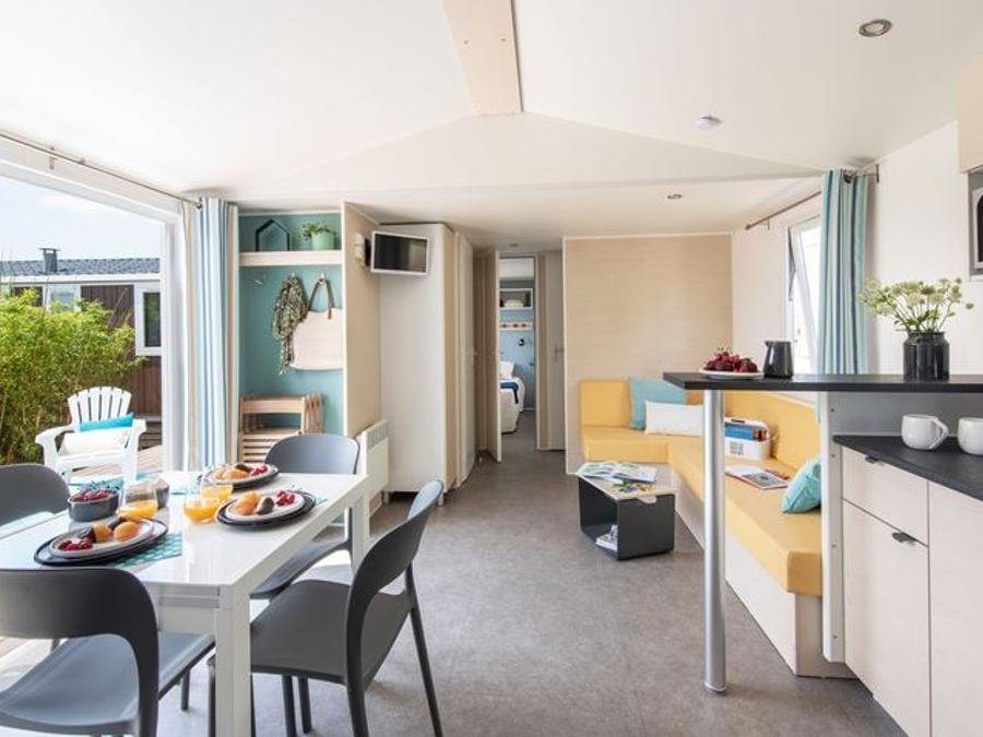 Camping Pas Cher vous présente avec son site Officiel campingpascher.fr, le Camping Bel Air Village La Baie classé 4 étoiles, situé sur la commune de L'aiguillon Sur Mer dans le département Vendée (Pays De La Loire) en France. Le camping Bel Air Village La Baie vous propose un hébergement de type mobil-home de 43 m² pour 8 personnes avec climatisation (télévision). L'établissement vous propose 7 autres types d'hébergements. Découvrez tous nos séjours à petits prix dans la commune et aux alentours de L'aiguillon Sur Mer du département : Vendée (Pays De La Loire). Les Avis clients pour le Camping Bel Air Village La Baie sont excellents avec une note moyenne de 8 sur 10. Piscine chauffée, Piscine extérieure, Animations familiales, Club enfants, Aire de jeux enfants, Location de bateaux, Paddle, Pétanque, Salle de jeux vidéo, Skatepark, Ski nautique, Sports nautiques, Boulangerie, Station-service, Supermarché,... En savoir plus : cliquez-ICI.