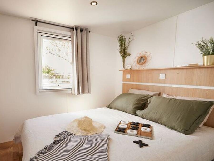 Camping Pas Cher vous présente avec son site Officiel campingpascher.fr, le Camping Bel Air Village La Baie classé 4 étoiles, situé sur la commune de L'aiguillon Sur Mer dans le département Vendée (Pays De La Loire) en France. Le camping Bel Air Village La Baie vous propose un hébergement de type mobil-home de 38 m² pour 6 personnes avec climatisation (télévision). L'établissement vous propose 7 autres types d'hébergements. Découvrez tous nos séjours à petits prix dans la commune et aux alentours de L'aiguillon Sur Mer du département : Vendée (Pays De La Loire). Les Avis clients pour le Camping Bel Air Village La Baie sont excellents avec une note moyenne de 8 sur 10. Piscine chauffée, Piscine extérieure, Animations familiales, Club enfants, Aire de jeux enfants, Location de bateaux, Paddle, Pétanque, Salle de jeux vidéo, Skatepark, Ski nautique, Sports nautiques, Boulangerie, Station-service, Supermarché,... En savoir plus : cliquez-ICI.