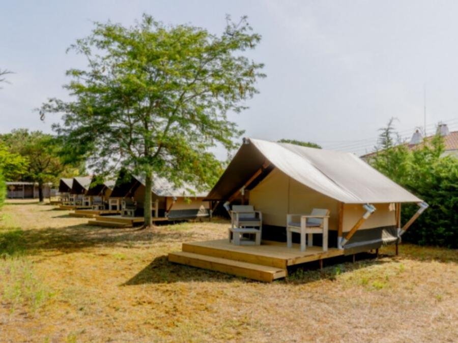 Camping Pas Cher vous présente avec son site Officiel campingpascher.fr, le Camping Bel Air Village La Baie classé 4 étoiles, situé sur la commune de L'aiguillon Sur Mer dans le département Vendée (Pays De La Loire) en France. Le camping Bel Air Village La Baie vous propose un hébergement de type tente de 10 m². L'établissement vous propose 7 autres types d'hébergements. Découvrez tous nos séjours à petits prix dans la commune et aux alentours de L'aiguillon Sur Mer du département : Vendée (Pays De La Loire). Les Avis clients pour le Camping Bel Air Village La Baie sont excellents avec une note moyenne de 8 sur 10. Piscine chauffée, Piscine extérieure, Animations familiales, Club enfants, Aire de jeux enfants, Location de bateaux, Paddle, Pétanque, Salle de jeux vidéo, Skatepark, Ski nautique, Sports nautiques, Boulangerie, Station-service, Supermarché,... En savoir plus : cliquez-ICI.