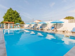 Camping Pas Cher vous présente avec son site Officiel campingpascher.fr, le Camping De La Baie classé 4 étoiles, situé sur la commune de L'aiguillon Sur Mer dans le département Vendée (Pays De La Loire) en France. Le camping De La Baie, vous présente un hébergement de type mobil-home de 30 m² pour 4 personnes avec climatisation et télévision. Le camping De La Baie vous propose du jeudi 14 mai au jeudi 21 mai 2026, en promotion à -20% pour 7 nuits à 199 € au lieu de 249,0 € soit une Économie de 50 €. Cette location propose 104 dates différentes pour réserver votre séjour. Découvrez également les 6 autres gammes d'hébergements du camping. Les Avis clients pour le Camping De La Baie sont excellents avec une note moyenne de 8 sur 10. Piscine chauffée, Piscine extérieure, Animations familiales, Club enfants, Aire de jeux enfants, Location de bateaux, Paddle, Pétanque, Salle de jeux vidéo, Skatepark, Ski nautique, Sports nautiques, Boulangerie, Station-service, Supermarché,... En savoir plus : cliquez-ICI.