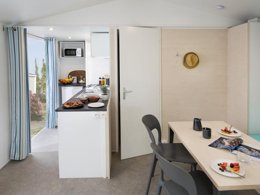 Camping Pas Cher vous présente avec son site Officiel campingpascher.fr, le Camping De La Baie classé 4 étoiles, situé sur la commune de L'aiguillon Sur Mer dans le département Vendée (Pays De La Loire) en France. Le camping De La Baie, vous présente un hébergement de type mobil-home de 33 m² pour 4 personnes avec climatisation et télévision. Le camping De La Baie vous propose du sam. 20 juin au sam. 27 juin 2026, en promotion à -20% pour 7 nuits à 199 € au lieu de 249,0 € soit une Économie de 50 €. Cette location propose 104 dates différentes pour réserver votre séjour. Découvrez également les 6 autres gammes d'hébergements du camping. Les Avis clients pour le Camping De La Baie sont excellents avec une note moyenne de 8 sur 10. Piscine chauffée, Piscine extérieure, Animations familiales, Club enfants, Aire de jeux enfants, Location de bateaux, Paddle, Pétanque, Salle de jeux vidéo, Skatepark, Ski nautique, Sports nautiques, Boulangerie, Station-service, Supermarché,... En savoir plus : cliquez-ICI.