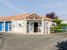Camping Pas Cher vous présente avec son site Officiel campingpascher.fr, le Camping De La Baie classé 4 étoiles, situé sur la commune de L'aiguillon Sur Mer dans le département Vendée (Pays De La Loire) en France. Le camping De La Baie, vous présente un hébergement de type mobil-home de 33 m² pour 4 personnes avec climatisation et télévision. Le camping De La Baie vous propose du sam. 20 juin au sam. 27 juin 2026, en promotion à -20% pour 7 nuits à 199 € au lieu de 249,0 € soit une Économie de 50 €. Cette location propose 104 dates différentes pour réserver votre séjour. Découvrez également les 6 autres gammes d'hébergements du camping. Les Avis clients pour le Camping De La Baie sont excellents avec une note moyenne de 8 sur 10. Piscine chauffée, Piscine extérieure, Animations familiales, Club enfants, Aire de jeux enfants, Location de bateaux, Paddle, Pétanque, Salle de jeux vidéo, Skatepark, Ski nautique, Sports nautiques, Boulangerie, Station-service, Supermarché,... En savoir plus : cliquez-ICI.