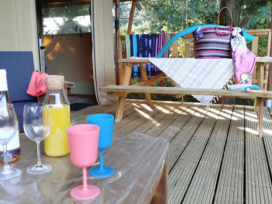 Camping Pas Cher vous présente avec son site Officiel campingpascher.fr, le Camping Verbela Village classé 4 étoiles, situé sur la commune de Noves dans le département Bouches-du-rhône (Provence Alpes Côte D'azur) en France. Le camping Verbela Village vous propose un hébergement de type lodge de 27 m² pour 2 personnes. Cet hébergement propose plus de 51 dates différentes pour réserver ! Pour dévouvrir la période la moins chère, consultez la rubrique 'Tarifs' et sélectionnez votre mois de départ. L'établissement vous propose 14 autres types d'hébergements. Découvrez tous nos séjours à petits prix dans la commune et aux alentours de Noves du département : Bouches-du-rhône (Provence Alpes Côte D'azur). Les Avis clients pour le Camping Verbela Village sont excellents avec une note moyenne de 8 sur 10. Piscine extérieure, Animations familiales, Aire de jeux enfants, Cyclisme, Golf, Ping-pong, Pétanque, Randonnée, Salle de fitness, Salle de jeux vidéo, Bar, Dépôt de pain, Snack/Bar, Épicerie,... En savoir plus : cliquez-ICI.