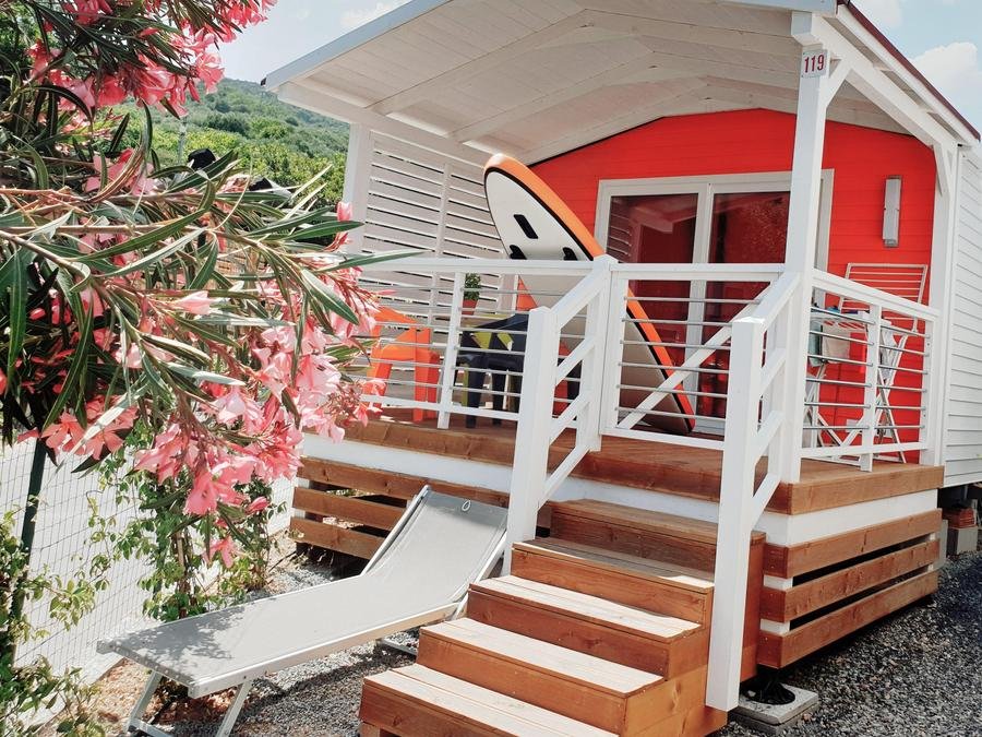 Camping Pas Cher vous présente avec son site Officiel campingpascher.fr, le Camping Dei Fiori classé 2 étoiles, situé sur la commune de Pietra Ligure dans le département Savone (Ligurie) en Italie. Le camping Dei Fiori, vous présente un hébergement de type mobil-home de 21 m² pour 3 personnes avec climatisation et télévision. Le camping Dei Fiori vous propose du sam. 19 septembre au sam. 26 septembre 2026, en promotion à -8% pour 7 nuits à 479,50 € au lieu de 521,5 € soit une Économie de 42 €. Cette location propose 84 dates différentes pour réserver votre séjour. Découvrez également les 9 autres gammes d'hébergements du camping. Les Avis clients pour le Camping Dei Fiori sont excellents avec une note moyenne de 9 sur 10. Piscine extérieure, Animations familiales, Aire de jeux enfants, Canoë-kayak, Centre équestre, Escalade, Location de bateaux, Paddle, Ping-pong, Planche à voile, Plongée, Randonnée, Terrain de beach-volley, Bar, Pizzeria, Restaurant, Supermarché,... En savoir plus : cliquez-ICI.