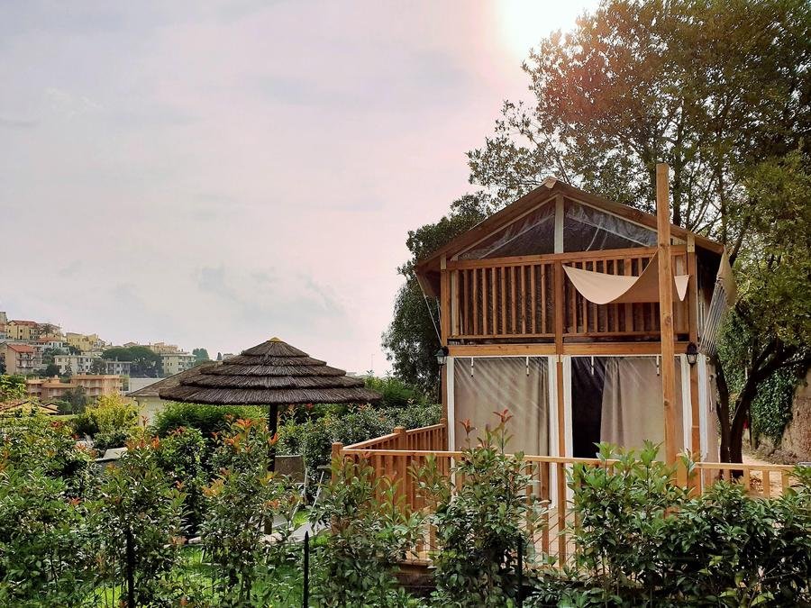 Camping Pas Cher vous présente avec son site Officiel campingpascher.fr, le Camping Dei Fiori classé 2 étoiles, situé sur la commune de Pietra Ligure dans le département Savone (Ligurie) en Italie. Le camping Dei Fiori, vous présente un hébergement de type hébergement insolite de 24 m² pour 4 personnes. Le camping Dei Fiori vous propose du sam. 19 septembre au sam. 26 septembre 2026, en promotion à -8% pour 7 nuits à 516 € au lieu de 561,5 € soit une Économie de 45,50 €. Cette location propose 53 dates différentes pour réserver votre séjour. Découvrez également les 9 autres gammes d'hébergements du camping. Les Avis clients pour le Camping Dei Fiori sont excellents avec une note moyenne de 9 sur 10. Piscine extérieure, Animations familiales, Aire de jeux enfants, Canoë-kayak, Centre équestre, Escalade, Location de bateaux, Paddle, Ping-pong, Planche à voile, Plongée, Randonnée, Terrain de beach-volley, Bar, Pizzeria, Restaurant, Supermarché,... En savoir plus : cliquez-ICI.