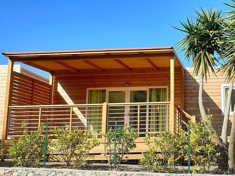 Camping Pas Cher vous présente avec son site Officiel campingpascher.fr, le Camping Dei Fiori classé 2 étoiles, situé sur la commune de Pietra Ligure dans le département Savone (Ligurie) en Italie. Le camping Dei Fiori, vous présente un hébergement de type mobil-home de 34 m² pour 1 personne avec climatisation et télévision. Le camping Dei Fiori vous propose du sam. 19 septembre au sam. 26 septembre 2026, en promotion à -8% pour 7 nuits à 603 € au lieu de 657,0 € soit une Économie de 54 €. Cette location propose 79 dates différentes pour réserver votre séjour. Découvrez également les 9 autres gammes d'hébergements du camping. Les Avis clients pour le Camping Dei Fiori sont excellents avec une note moyenne de 9 sur 10. Piscine extérieure, Animations familiales, Aire de jeux enfants, Canoë-kayak, Centre équestre, Escalade, Location de bateaux, Paddle, Ping-pong, Planche à voile, Plongée, Randonnée, Terrain de beach-volley, Bar, Pizzeria, Restaurant, Supermarché,... En savoir plus : cliquez-ICI.