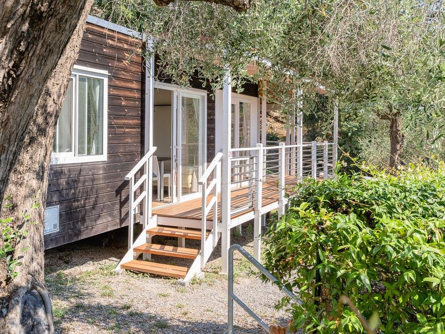 Camping Pas Cher vous présente avec son site Officiel campingpascher.fr, le Camping Dei Fiori classé 2 étoiles, situé sur la commune de Pietra Ligure dans le département Savone (Ligurie) en Italie. Le camping Dei Fiori, vous présente un hébergement de type mobil-home de 31 m² pour 6 personnes avec climatisation et télévision. Le camping Dei Fiori vous propose du sam. 19 septembre au sam. 26 septembre 2026, en promotion à -8% pour 7 nuits à 682,50 € au lieu de 744,0 € soit une Économie de 61,50 €. Cette location propose 80 dates différentes pour réserver votre séjour. Découvrez également les 9 autres gammes d'hébergements du camping. Les Avis clients pour le Camping Dei Fiori sont excellents avec une note moyenne de 9 sur 10. Piscine extérieure, Animations familiales, Aire de jeux enfants, Canoë-kayak, Centre équestre, Escalade, Location de bateaux, Paddle, Ping-pong, Planche à voile, Plongée, Randonnée, Terrain de beach-volley, Bar, Pizzeria, Restaurant, Supermarché,... En savoir plus : cliquez-ICI.