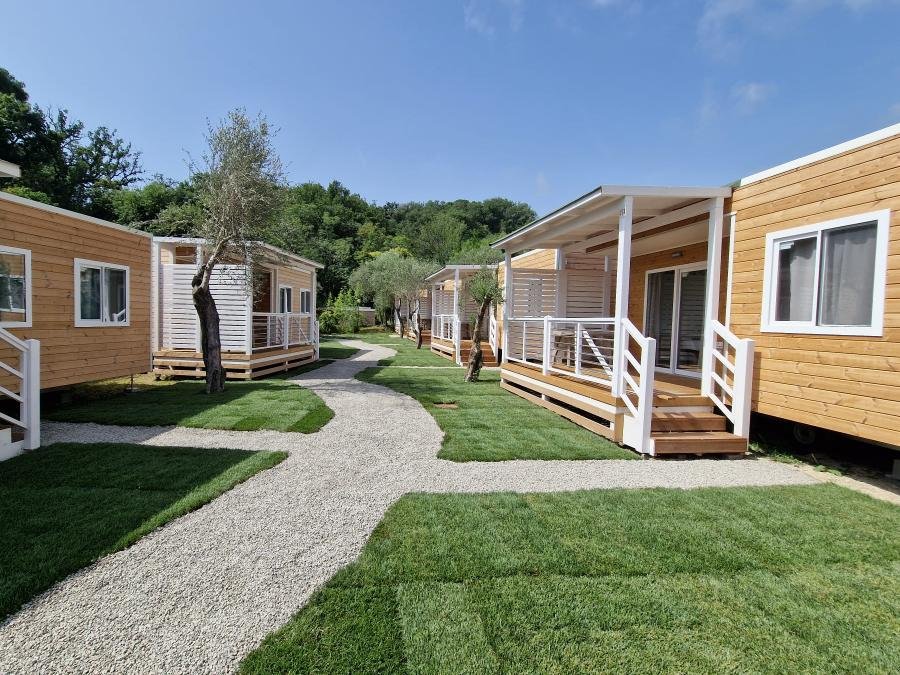 Camping Pas Cher vous présente avec son site Officiel campingpascher.fr, le Camping Dei Fiori classé 2 étoiles, situé sur la commune de Pietra Ligure dans le département Savone (Ligurie) en Italie. Le camping Dei Fiori, vous présente un hébergement de type mobil-home de 26 m² pour 1 personne avec climatisation et télévision. Le camping Dei Fiori vous propose du vendredi 25 septembre au vendredi 02 octobre 2026, en promotion à -8% pour 7 nuits à 516 € au lieu de 561,5 € soit une Économie de 45,50 €. Cette location propose 75 dates différentes pour réserver votre séjour. Découvrez également les 10 autres gammes d'hébergements du camping. Les Avis clients pour le Camping Dei Fiori sont excellents avec une note moyenne de 9 sur 10. Piscine extérieure, Animations familiales, Aire de jeux enfants, Canoë-kayak, Centre équestre, Escalade, Location de bateaux, Paddle, Ping-pong, Planche à voile, Plongée, Randonnée, Terrain de beach-volley, Bar, Pizzeria, Restaurant, Supermarché,... En savoir plus : cliquez-ICI.