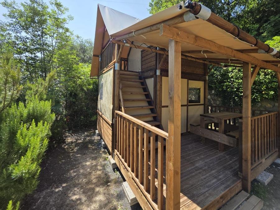 Camping Pas Cher vous présente avec son site Officiel campingpascher.fr, le Camping Dei Fiori classé 2 étoiles, situé sur la commune de Pietra Ligure dans le département Savone (Ligurie) en Italie. Le camping Dei Fiori, vous présente un hébergement de type tente en toile et bois de 18 m² pour 3 personnes. Le camping Dei Fiori vous propose du lundi 07 septembre au lundi 14 septembre 2026, en promotion à -8% pour 7 nuits à 614 € au lieu de 669,0 € soit une Économie de 55 €. Cette location propose 55 dates différentes pour réserver votre séjour. Découvrez également les 10 autres gammes d'hébergements du camping. Les Avis clients pour le Camping Dei Fiori sont excellents avec une note moyenne de 9 sur 10. Piscine extérieure, Animations familiales, Aire de jeux enfants, Canoë-kayak, Centre équestre, Escalade, Location de bateaux, Paddle, Ping-pong, Planche à voile, Plongée, Randonnée, Terrain de beach-volley, Bar, Pizzeria, Restaurant, Supermarché,... En savoir plus : cliquez-ICI.