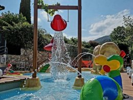 Camping Pas Cher vous présente avec son site Officiel campingpascher.fr, le Camping Dei Fiori classé 2 étoiles, situé sur la commune de Pietra Ligure dans le département Savone (Ligurie) en Italie. Le camping Dei Fiori, vous présente un hébergement de type mobil-home de 22 m² pour 2 personnes avec climatisation et télévision. Le camping Dei Fiori vous propose du mardi 22 septembre au mardi 29 septembre 2026, en promotion à -8% pour 7 nuits à 479,50 € au lieu de 521,5 € soit une Économie de 42 €. Cette location propose 55 dates différentes pour réserver votre séjour. Découvrez également les 10 autres gammes d'hébergements du camping. Les Avis clients pour le Camping Dei Fiori sont excellents avec une note moyenne de 9 sur 10. Piscine extérieure, Animations familiales, Aire de jeux enfants, Canoë-kayak, Centre équestre, Escalade, Location de bateaux, Paddle, Ping-pong, Planche à voile, Plongée, Randonnée, Terrain de beach-volley, Bar, Pizzeria, Restaurant, Supermarché,... En savoir plus : cliquez-ICI.