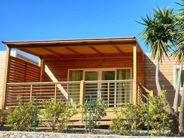 Camping Pas Cher vous présente avec son site Officiel campingpascher.fr, le Camping Dei Fiori classé 2 étoiles, situé sur la commune de Pietra Ligure dans le département Savone (Ligurie) en Italie. Le camping Dei Fiori, vous présente un hébergement de type mobil-home de 34 m² pour 1 personne avec climatisation et télévision. Le camping Dei Fiori vous propose du mardi 07 avril au mardi 14 avril 2026, en promotion à -9% pour 7 nuits à 603 € au lieu de 665,0 € soit une Économie de 62 €. Cette location propose 140 dates différentes pour réserver votre séjour. Découvrez également les 9 autres gammes d'hébergements du camping. Les Avis clients pour le Camping Dei Fiori sont excellents avec une note moyenne de 9 sur 10. Piscine extérieure, Animations familiales, Aire de jeux enfants, Canoë-kayak, Centre équestre, Escalade, Location de bateaux, Paddle, Ping-pong, Planche à voile, Plongée, Randonnée, Terrain de beach-volley, Bar, Pizzeria, Restaurant, Supermarché,... En savoir plus : cliquez-ICI.