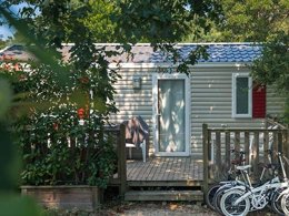 Camping Pas Cher vous présente avec son site Officiel campingpascher.fr, le Camping VillageClub Cap Océan classé 3 étoiles, situé sur la commune de Seignosse dans le département Landes (Aquitaine) en France. Le camping VillageClub Cap Océan, vous présente un hébergement de type mobil-home de 27 m². Le camping VillageClub Cap Océan vous propose du sam. 04 avril au sam. 11 avril 2026, en promotion à -5% pour 7 nuits à 505,40 € au lieu de 532,0 € soit une Économie de 26,60 €. Cette location propose 41 dates différentes pour réserver votre séjour. Découvrez également les 2 autres gammes d'hébergements du camping. LacMer, Piscine extérieure, Animations familiales, Club ados, Club enfants, Aire de jeux enfants, Court de tennis, Cyclisme, Golf, Ping-pong, Pétanque, Randonnée, Surf, Bar, Restaurant,... En savoir plus : cliquez-ICI.