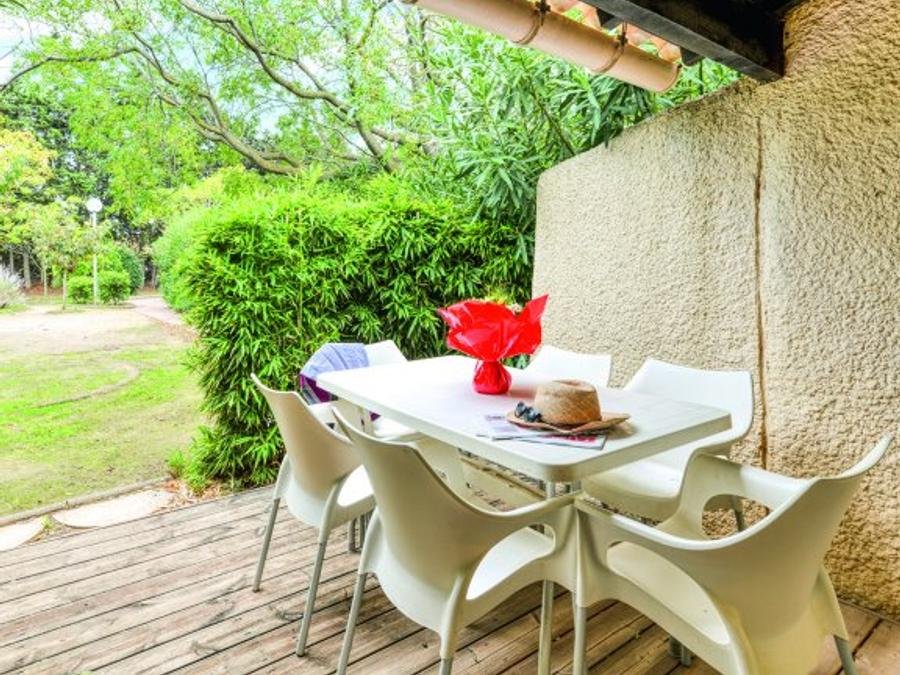 Camping Pas Cher vous présente avec son site Officiel campingpascher.fr, la Résidence SOWELL - Les Lauriers Roses classé 3 étoiles, située sur la commune de Le Cap D'agde dans le département Hérault (Languedoc Roussillon) en France. La résidence SOWELL - Les Lauriers Roses, vous présente un hébergement de type appartement de 25 m² pour 5 personnes avec climatisation et télévision. La résidence SOWELL - Les Lauriers Roses vous propose du sam. 10 octobre au sam. 17 octobre 2026 pour 7 nuits à 717€. Cette location propose 71 dates différentes pour réserver votre séjour. Découvrez également les 5 autres gammes d'hébergements de la résidence. Mer, Piscine chauffée, Piscine extérieure, Court de tennis, Ping-pong, Piscine, Pétanque, Sports nautiques, Terrain de volley-ball, Bar, Boulangerie, Station-service, Épicerie,... En savoir plus : cliquez-ICI.
