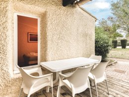 Camping Pas Cher vous présente avec son site Officiel campingpascher.fr, la Résidence SOWELL RESIDENCES Les Lauriers Roses classé 3 étoiles, située sur la commune de Le Cap D'agde dans le département Hérault (Languedoc Roussillon) en France. La résidence SOWELL RESIDENCES Les Lauriers Roses, vous présente un hébergement de type appartement de 40 m² pour 6 personnes avec climatisation et télévision. La résidence SOWELL RESIDENCES Les Lauriers Roses vous propose du dimanche 27 septembre au dimanche 04 octobre 2026 pour 7 nuits à 1141€. Cette location propose 64 dates différentes pour réserver votre séjour. Découvrez également les 5 autres gammes d'hébergements de la résidence. Mer, Piscine chauffée, Piscine extérieure, Court de tennis, Ping-pong, Piscine, Pétanque, Sports nautiques, Terrain de volley-ball, Bar, Boulangerie, Station-service, Épicerie,... En savoir plus : cliquez-ICI.