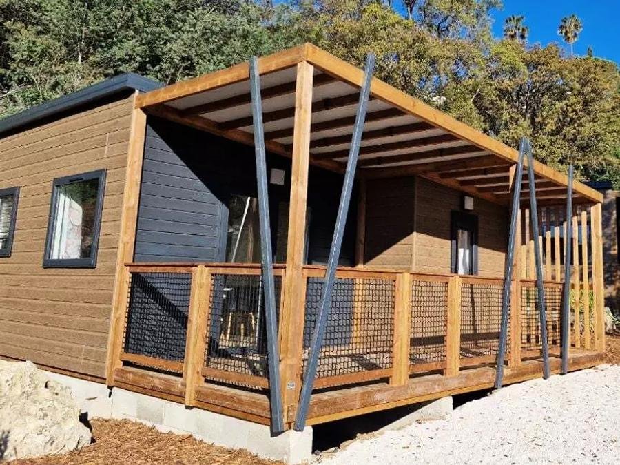 Camping Pas Cher vous présente avec son site Officiel campingpascher.fr, le Camping La Provençale classé 4 étoiles, situé sur la commune de Mandelieu La Napoule dans le département Alpes-maritimes (Provence Alpes Côte D'azur) en France. Le camping La Provençale, vous présente un hébergement de type chalet avec climatisation et télévision. Le camping La Provençale vous proposeun séjour PAS CHER avec une REMISEdu jeudi 10 septembre au jeudi 17 septembre 2026, en promotion à -34% pour 7 nuits à 469 € au lieu de 710,61 € soit une Économie de 241,61 €. Cette location propose 72 dates différentes pour réserver votre séjour. Découvrez également les 2 autres gammes d'hébergements du camping. Les Avis clients pour le Camping La Provençale sont de 7 sur 10. Mer, Piscine chauffée, Piscine extérieure, Animations familiales, Club enfants, Court de tennis, Golf, Ping-pong, Pétanque, Terrain de volley-ball, Terrain multisports, Tir à l’arc, Bar, Dépôt de pain, Plats à emporter, Restaurant,... En savoir plus : cliquez-ICI.