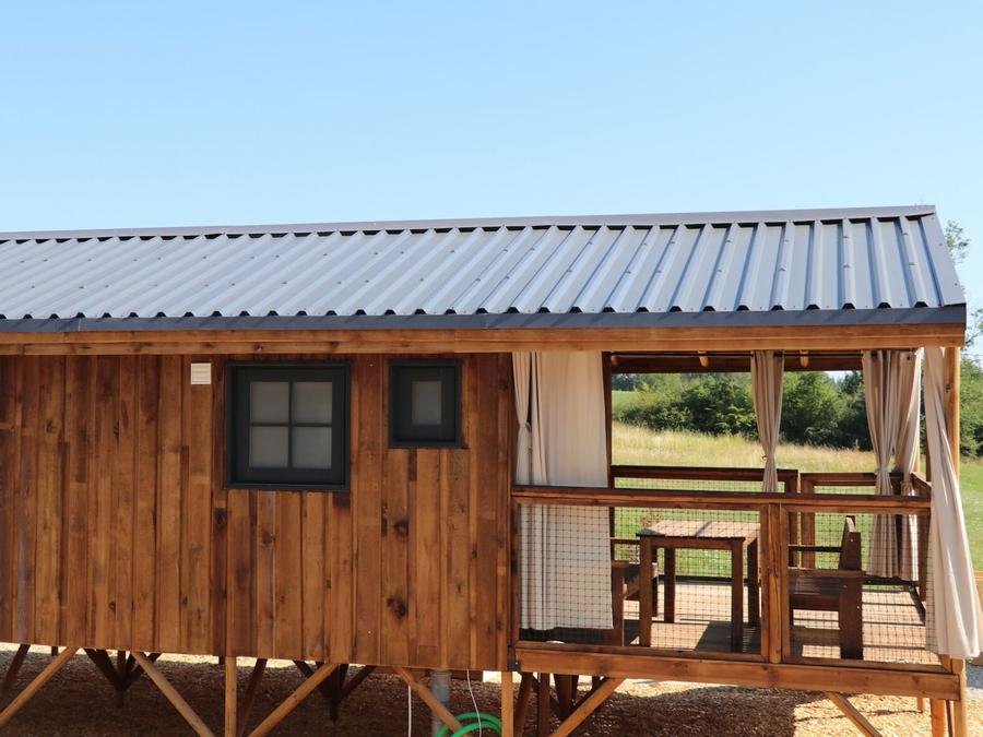 Camping Pas Cher vous présente avec son site Officiel campingpascher.fr, le Camping La Buissonnière Lodges classé 3 étoiles, situé sur la commune de Chisseaux dans le département Indre-et-loire (Centre Val De Loire) en France. Le camping La Buissonnière Lodges, vous présente un hébergement de type lodge de 29 m² pour 2 personnes. Le camping La Buissonnière Lodges vous propose du dimanche 14 juin au dimanche 21 juin 2026 pour 7 nuits à 945€. Cette location propose 63 dates différentes pour réserver votre séjour. Découvrez également les 20 autres gammes d'hébergements du camping. Les Avis clients pour le Camping La Buissonnière Lodges sont excellents avec une note moyenne de 10 sur 10. Rivière, Piscine chauffée, Piscine extérieure, Pétanque, Structure gonflable enfants,... En savoir plus : cliquez-ICI.