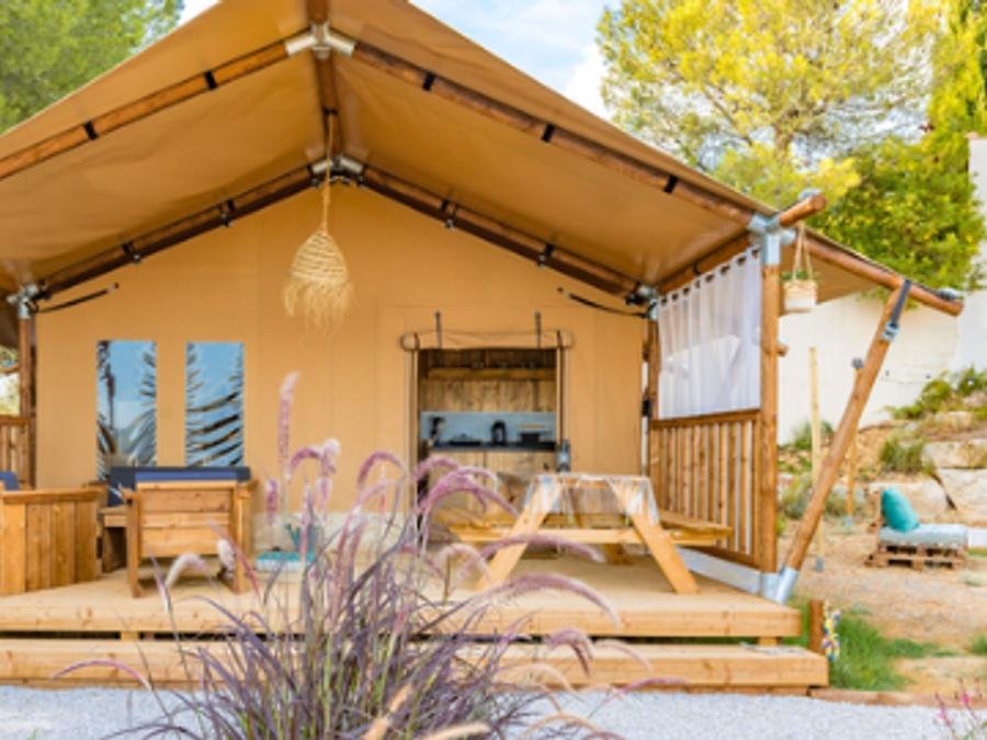 Camping Pas Cher vous présente avec son site Officiel campingpascher.fr, le Camping La Buissonnière Lodges classé 3 étoiles, situé sur la commune de Chisseaux dans le département Indre-et-loire (Centre Val De Loire) en France. Le camping La Buissonnière Lodges, vous présente un hébergement de type hébergement insolite de 21 m² pour 2 personnes. Le camping La Buissonnière Lodges vous propose du dimanche 07 juin au dimanche 14 juin 2026 avec un DÉPART DEMAIN pour 7 nuits à 665€. Cette location propose 72 dates différentes pour réserver votre séjour. Découvrez également les 20 autres gammes d'hébergements du camping. Les Avis clients pour le Camping La Buissonnière Lodges sont excellents avec une note moyenne de 10 sur 10. Rivière, Piscine chauffée, Piscine extérieure, Pétanque, Structure gonflable enfants,... En savoir plus : cliquez-ICI.