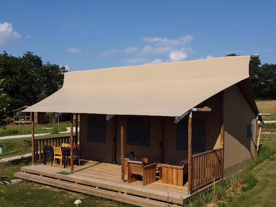 Camping Pas Cher vous présente avec son site Officiel campingpascher.fr, le Camping La Buissonnière Lodges classé 3 étoiles, situé sur la commune de Chisseaux dans le département Indre-et-loire (Centre Val De Loire) en France. Le camping La Buissonnière Lodges, vous présente un hébergement de type hébergement insolite de 34 m² pour 5 personnes. Le camping La Buissonnière Lodges vous propose du dimanche 14 juin au dimanche 21 juin 2026 pour 7 nuits à 763€. Cette location propose 55 dates différentes pour réserver votre séjour. Découvrez également les 20 autres gammes d'hébergements du camping. Les Avis clients pour le Camping La Buissonnière Lodges sont excellents avec une note moyenne de 10 sur 10. Rivière, Piscine chauffée, Piscine extérieure, Pétanque, Structure gonflable enfants,... En savoir plus : cliquez-ICI.