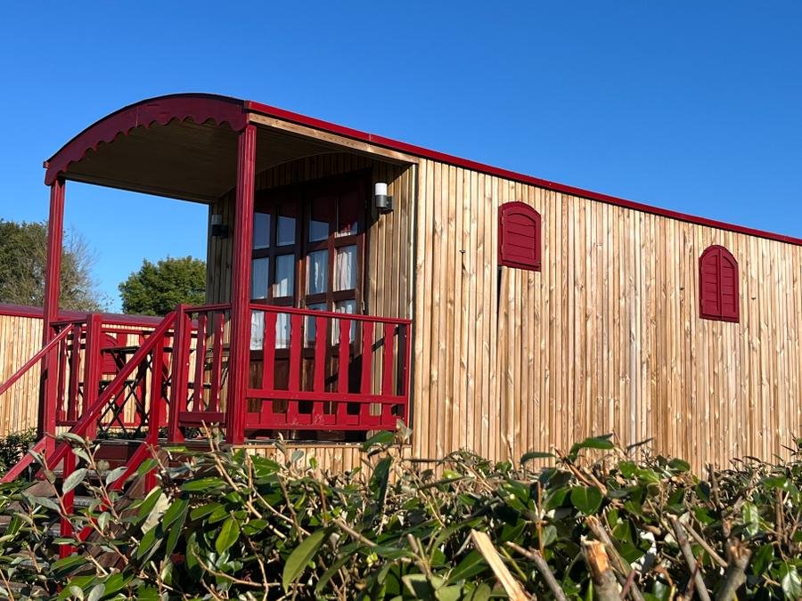 Camping Pas Cher vous présente avec son site Officiel campingpascher.fr, le Camping La Buissonnière Lodges classé 3 étoiles, situé sur la commune de Chisseaux dans le département Indre-et-loire (Centre Val De Loire) en France. Le camping La Buissonnière Lodges, vous présente un hébergement de type hébergement insolite et télévision. Le camping La Buissonnière Lodges vous propose du jeudi 18 juin au jeudi 25 juin 2026 avec un DÉPART DEMAIN pour 7 nuits à 665€. Cette location propose 123 dates différentes pour réserver votre séjour. Découvrez également les 20 autres gammes d'hébergements du camping. Les Avis clients pour le Camping La Buissonnière Lodges sont excellents avec une note moyenne de 10 sur 10. Rivière, Piscine chauffée, Piscine extérieure, Pétanque, Structure gonflable enfants,... En savoir plus : cliquez-ICI.