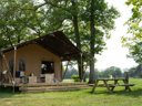 Camping Pas Cher vous présente avec son site Officiel campingpascher.fr, le Camping La Buissonnière Lodges classé 3 étoiles, situé sur la commune de Chisseaux dans le département Indre-et-loire (Centre Val De Loire) en France. Le camping La Buissonnière Lodges, vous présente un hébergement de type hébergement insolite de 34 m² pour 2 personnes. Le camping La Buissonnière Lodges vous propose du lundi 06 avril au lundi 13 avril 2026 pour 7 nuits à 903€. Cette location propose 198 dates différentes pour réserver votre séjour. Découvrez également les 17 autres gammes d'hébergements du camping. Les Avis clients pour le Camping La Buissonnière Lodges sont excellents avec une note moyenne de 10 sur 10. Rivière, Piscine chauffée, Piscine extérieure, Pétanque, Structure gonflable enfants,... En savoir plus : cliquez-ICI.