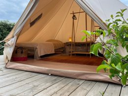 Camping Pas Cher vous présente avec son site Officiel campingpascher.fr, le Camping La Buissonnière Lodges classé 3 étoiles, situé sur la commune de Chisseaux dans le département Indre-et-loire (Centre Val De Loire) en France. Le camping La Buissonnière Lodges, vous présente un hébergement de type lodge de 35 m² pour 1 personne. Le camping La Buissonnière Lodges vous propose du lundi 06 avril au lundi 13 avril 2026 pour 7 nuits à 973€. Cette location propose 191 dates différentes pour réserver votre séjour. Découvrez également les 17 autres gammes d'hébergements du camping. Les Avis clients pour le Camping La Buissonnière Lodges sont excellents avec une note moyenne de 10 sur 10. Rivière, Piscine chauffée, Piscine extérieure, Pétanque, Structure gonflable enfants,... En savoir plus : cliquez-ICI.