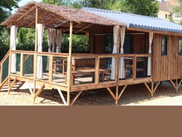 Camping Pas Cher vous présente avec son site Officiel campingpascher.fr, le Camping La Buissonnière Lodges classé 3 étoiles, situé sur la commune de Chisseaux dans le département Indre-et-loire (Centre Val De Loire) en France. Le camping La Buissonnière Lodges, vous présente un hébergement de type lodge de 17 m². Le camping La Buissonnière Lodges vous propose du lundi 06 avril au lundi 13 avril 2026 pour 7 nuits à 1183€. Cette location propose 145 dates différentes pour réserver votre séjour. Découvrez également les 17 autres gammes d'hébergements du camping. Les Avis clients pour le Camping La Buissonnière Lodges sont excellents avec une note moyenne de 10 sur 10. Rivière, Piscine chauffée, Piscine extérieure, Pétanque, Structure gonflable enfants,... En savoir plus : cliquez-ICI.