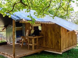 Camping Pas Cher vous présente avec son site Officiel campingpascher.fr, le Camping La Buissonnière Lodges classé 3 étoiles, situé sur la commune de Chisseaux dans le département Indre-et-loire (Centre Val De Loire) en France. Le camping La Buissonnière Lodges, vous présente un hébergement de type hébergement insolite de 10 m². Le camping La Buissonnière Lodges vous propose du lundi 06 avril au lundi 13 avril 2026 pour 7 nuits à 665€. Cette location propose 198 dates différentes pour réserver votre séjour. Découvrez également les 17 autres gammes d'hébergements du camping. Les Avis clients pour le Camping La Buissonnière Lodges sont excellents avec une note moyenne de 10 sur 10. Rivière, Piscine chauffée, Piscine extérieure, Pétanque, Structure gonflable enfants,... En savoir plus : cliquez-ICI.