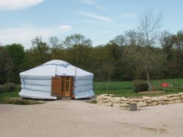 Camping Pas Cher vous présente avec son site Officiel campingpascher.fr, le Camping La Buissonnière Lodges classé 3 étoiles, situé sur la commune de Chisseaux dans le département Indre-et-loire (Centre Val De Loire) en France. Le camping La Buissonnière Lodges, vous présente un hébergement de type hébergement insolite de 28 m². Le camping La Buissonnière Lodges vous propose du lundi 06 avril au lundi 13 avril 2026 pour 7 nuits à 805€. Cette location propose 198 dates différentes pour réserver votre séjour. Découvrez également les 17 autres gammes d'hébergements du camping. Les Avis clients pour le Camping La Buissonnière Lodges sont excellents avec une note moyenne de 10 sur 10. Rivière, Piscine chauffée, Piscine extérieure, Pétanque, Structure gonflable enfants,... En savoir plus : cliquez-ICI.