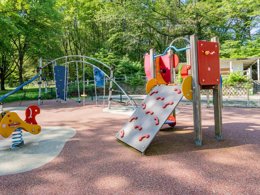 Camping Pas Cher vous présente avec son site Officiel campingpascher.fr, le Camping CampOVillage classé 3 étoiles, situé sur la commune de Vierzon dans le département Cher (Centre Val De Loire) en France. Le camping CampOVillage, vous présente un hébergement de type tente en toile et bois de 9 m². Le camping CampOVillage vous propose du mercredi 01 avril au mercredi 08 avril 2026 pour 7 nuits à 210€. Cette location propose 200 dates différentes pour réserver votre séjour. Découvrez également les 5 autres gammes d'hébergements du camping. Les Avis clients pour le Camping CampOVillage sont de 7 sur 10. Aire de jeux enfants, Ping-pong, Pétanque, Bar, Dépôt de pain, Snack/Bar, Épicerie,... En savoir plus : cliquez-ICI.