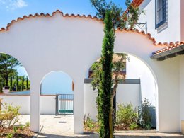 Camping Pas Cher vous présente avec son site Officiel campingpascher.fr, la Résidence Villas Odalys Collection L'Orée De Milady, située sur la commune de Biarritz dans le département Pyrénées-atlantiques (Aquitaine) en France. La résidence Villas Odalys Collection L'Orée De Milady, vous présente un hébergement de type villa de 140 m² et télévision. La résidence Villas Odalys Collection L'Orée De Milady vous propose du sam. 07 mars au sam. 14 mars 2026 pour 7 nuits à 1129€. Cette location propose 9 dates différentes pour réserver votre séjour. Découvrez également les 2 autres gammes d'hébergements de la résidence. Piscine extérieure,... En savoir plus : cliquez-ICI.