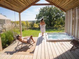 Camping Pas Cher vous présente avec son site Officiel campingpascher.fr, le Camping Damona Lodges classé 3 étoiles, situé sur la commune de Vaire dans le département Vendée (Pays De La Loire) en France. Le camping Damona Lodges, vous présente un hébergement de type lodge de 31 m² pour 5 personnes avec climatisation et télévision. Le camping Damona Lodges vous propose du sam. 04 juillet au sam. 11 juillet 2026, en promotion à -14% pour 7 nuits à 456,25 € au lieu de 535,0 € soit une Économie de 78,75 €. Cette location propose 116 dates différentes pour réserver votre séjour. Découvrez également les 5 autres gammes d'hébergements du camping. Les Avis clients pour le Camping Damona Lodges sont excellents avec une note moyenne de 9 sur 10. Randonnée, Plats à emporter,... En savoir plus : cliquez-ICI.