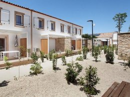 Camping Pas Cher vous présente avec son site Officiel campingpascher.fr, la Résidence Odalys Référence Fleur De Sel, située sur la commune de Aigues Mortes dans le département Gard (Languedoc Roussillon) en France. La résidence Odalys Référence Fleur De Sel, vous présente un hébergement de type appartement de 31 m² pour 4 personnes avec climatisation et télévision. La résidence Odalys Référence Fleur De Sel vous propose du sam. 14 mars au sam. 21 mars 2026 pour 7 nuits à 389€. Cette location propose 32 dates différentes pour réserver votre séjour. Découvrez également les 3 autres gammes d'hébergements de la résidence. Les Avis clients pour la Résidence Odalys Référence Fleur De Sel sont excellents avec une note moyenne de 8 sur 10. Piscine chauffée, Piscine extérieure,... En savoir plus : cliquez-ICI.