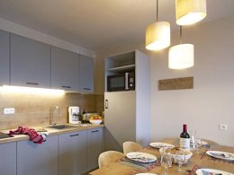 Camping Pas Cher vous présente avec son site Officiel campingpascher.fr, la Résidence Hôtel Et Spa Collection L’Eclose By Odalys, située sur la commune de Huez dans le département Isère (Rhône Alpes) en France. La résidence Hôtel Et Spa Collection L’Eclose By Odalys, vous présente un hébergement de type appartement de 48 m² pour 8 personnes et télévision. La résidence Hôtel Et Spa Collection L’Eclose By Odalys vous propose du sam. 12 septembre au sam. 19 septembre 2026 pour 7 nuits à 809€. Cette location propose 8 dates différentes pour réserver votre séjour. Découvrez également les 7 autres gammes d'hébergements de la résidence. Piscine chauffée, Piscine couverte, Centre équestre, Court de tennis, Cyclisme, Golf, Randonnée, Salle de fitness,... En savoir plus : cliquez-ICI.