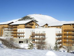 Camping Pas Cher vous présente avec son site Officiel campingpascher.fr, la Résidence Hôtel Et Spa Collection L’Eclose By Odalys, située sur la commune de Huez dans le département Isère (Rhône Alpes) en France. La résidence Hôtel Et Spa Collection L’Eclose By Odalys, vous présente un hébergement de type appartement de 45 m² pour 6 personnes et télévision. La résidence Hôtel Et Spa Collection L’Eclose By Odalys vous propose du sam. 12 septembre au sam. 19 septembre 2026 pour 7 nuits à 689€. Cette location propose 10 dates différentes pour réserver votre séjour. Découvrez également les 7 autres gammes d'hébergements de la résidence. Piscine chauffée, Piscine couverte, Centre équestre, Court de tennis, Cyclisme, Golf, Randonnée, Salle de fitness,... En savoir plus : cliquez-ICI.