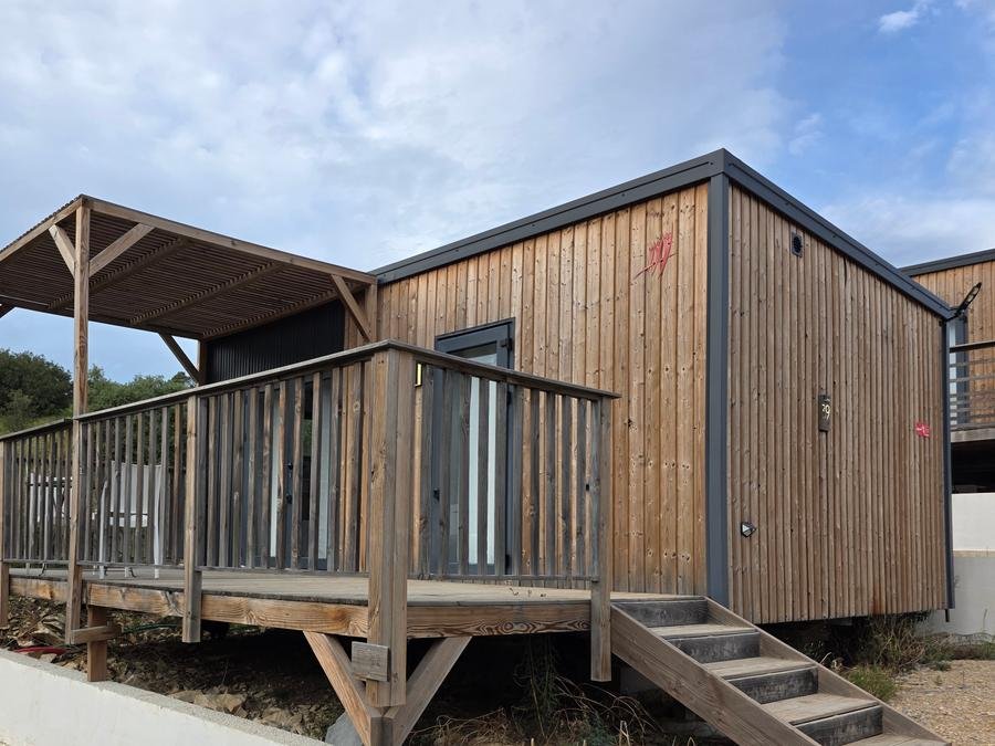 Camping Pas Cher vous présente avec son site Officiel campingpascher.fr, le Camping Les Lodges Du Lagon classé 3 étoiles, situé sur la commune de Calvisson dans le département Gard (Languedoc Roussillon) en France. Le camping Les Lodges Du Lagon vous propose un hébergement de type mobil-home de 22 m² pour 3 personnes avec climatisation (télévision). L'établissement vous propose 4 autres types d'hébergements. Découvrez tous nos séjours à petits prix dans la commune et aux alentours de Calvisson du département : Gard (Languedoc Roussillon). Les Avis clients pour le Camping Les Lodges Du Lagon sont excellents avec une note moyenne de 8 sur 10. MerÉtang, Piscine extérieure, Aire de jeux enfants, Baby-foot, Ping-pong, Pétanque, Terrain multisports, Pizzeria, Snack/Bar, Supermarché, Épicerie,... En savoir plus : cliquez-ICI.