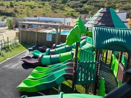 Camping Pas Cher vous présente avec son site Officiel campingpascher.fr, le Camping Les Lodges Du Lagon classé 3 étoiles, situé sur la commune de Calvisson dans le département Gard (Languedoc Roussillon) en France. Le camping Les Lodges Du Lagon vous propose un hébergement de type mobil-home de 22 m² pour 3 personnes avec climatisation (télévision). Cet hébergement propose plus de 12 dates différentes pour réserver ! Pour dévouvrir la période la moins chère, consultez la rubrique 'Tarifs' et sélectionnez votre mois de départ. L'établissement vous propose 6 autres types d'hébergements. Découvrez tous nos séjours à petits prix dans la commune et aux alentours de Calvisson du département : Gard (Languedoc Roussillon). Les Avis clients pour le Camping Les Lodges Du Lagon sont excellents avec une note moyenne de 8 sur 10. MerÉtang, Piscine extérieure, Aire de jeux enfants, Baby-foot, Ping-pong, Pétanque, Terrain multisports, Pizzeria, Snack/Bar, Supermarché, Épicerie,... En savoir plus : cliquez-ICI.