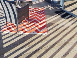 Camping Pas Cher vous présente avec son site Officiel campingpascher.fr, le Camping Les Lodges Du Lagon classé 3 étoiles, situé sur la commune de Calvisson dans le département Gard (Languedoc Roussillon) en France. Le camping Les Lodges Du Lagon vous propose un hébergement de type mobil-home de 22 m² pour 3 personnes avec climatisation (télévision). Cet hébergement propose plus de 12 dates différentes pour réserver ! Pour dévouvrir la période la moins chère, consultez la rubrique 'Tarifs' et sélectionnez votre mois de départ. L'établissement vous propose 6 autres types d'hébergements. Découvrez tous nos séjours à petits prix dans la commune et aux alentours de Calvisson du département : Gard (Languedoc Roussillon). Les Avis clients pour le Camping Les Lodges Du Lagon sont excellents avec une note moyenne de 8 sur 10. MerÉtang, Piscine extérieure, Aire de jeux enfants, Baby-foot, Ping-pong, Pétanque, Terrain multisports, Pizzeria, Snack/Bar, Supermarché, Épicerie,... En savoir plus : cliquez-ICI.