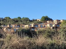 Camping Pas Cher vous présente avec son site Officiel campingpascher.fr, le Camping Les Lodges Du Lagon classé 3 étoiles, situé sur la commune de Calvisson dans le département Gard (Languedoc Roussillon) en France. Le camping Les Lodges Du Lagon vous propose un hébergement de type mobil-home de 30 m² pour 4 personnes avec climatisation. Cet hébergement propose plus de 266 dates différentes pour réserver ! Pour dévouvrir la période la moins chère, consultez la rubrique 'Tarifs' et sélectionnez votre mois de départ. L'établissement vous propose 6 autres types d'hébergements. Découvrez tous nos séjours à petits prix dans la commune et aux alentours de Calvisson du département : Gard (Languedoc Roussillon). Les Avis clients pour le Camping Les Lodges Du Lagon sont excellents avec une note moyenne de 8 sur 10. MerÉtang, Piscine extérieure, Aire de jeux enfants, Baby-foot, Ping-pong, Pétanque, Terrain multisports, Pizzeria, Snack/Bar, Supermarché, Épicerie,... En savoir plus : cliquez-ICI.