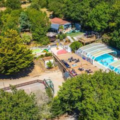 Camping Pas Cher vous présente avec son site Officiel campingpascher.fr, le Établissement Kampaoh Talmont Saint Hilaire, situé sur la commune de Talmont Saint Hilaire dans le département Vendée (Pays De La Loire) en France. L'établissement Kampaoh Talmont Saint Hilaire vous propose un hébergement de type hébergement de 15 m². L'établissement vous propose 4 autres types d'hébergements. Découvrez tous nos séjours à petits prix dans la commune et aux alentours de Talmont Saint Hilaire du département : Vendée (Pays De La Loire).... En savoir plus : cliquez-ICI.