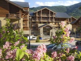 Camping Pas Cher vous présente avec son site Officiel campingpascher.fr, la Résidence Odalys Collection Le Mont D'Auron, située sur la commune de Saint étienne De Tinée dans le département Alpes-maritimes (Provence Alpes Côte D'azur) en France. La résidence Odalys Collection Le Mont D'Auron, vous présente un hébergement de type studio de 42 m² et télévision. La résidence Odalys Collection Le Mont D'Auron vous proposeun séjour PAS CHER avec une REMISEdu sam. 27 juin au sam. 04 juillet 2026, en promotion à -30% pour 7 nuits à 426,30 € au lieu de 609,0 € soit une Économie de 182,70 €. Cette location propose 16 dates différentes pour réserver votre séjour. Découvrez également les 5 autres gammes d'hébergements de la résidence. Piscine chauffée, Piscine couverte, Centre équestre, Court de tennis, Escalade, Golf, Randonnée, Tir à l’arc,... En savoir plus : cliquez-ICI.