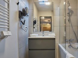 Camping Pas Cher vous présente avec son site Officiel campingpascher.fr, la Résidence Odalys Collection Le Mont D'Auron, située sur la commune de Saint étienne De Tinée dans le département Alpes-maritimes (Provence Alpes Côte D'azur) en France. La résidence Odalys Collection Le Mont D'Auron, vous présente un hébergement de type appartement de 37 m² pour 6 personnes et télévision. La résidence Odalys Collection Le Mont D'Auron vous propose du sam. 13 juin au sam. 20 juin 2026 pour 7 nuits à 409€. Cette location propose 21 dates différentes pour réserver votre séjour. Découvrez également les 6 autres gammes d'hébergements de la résidence. Piscine chauffée, Piscine couverte, Centre équestre, Court de tennis, Escalade, Golf, Randonnée, Tir à l’arc,... En savoir plus : cliquez-ICI.