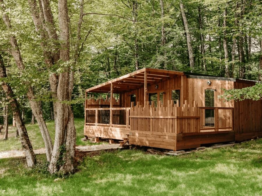 Camping Pas Cher vous présente avec son site Officiel campingpascher.fr, le Camping Slow Village Saint-Cybranet, situé sur la commune de Saint Cybranet dans le département Dordogne (Aquitaine) en France. Le camping Slow Village Saint-Cybranet, vous présente un hébergement de type chalet de 34 m². Le camping Slow Village Saint-Cybranet vous propose du dimanche 13 septembre au dimanche 20 septembre 2026 pour 7 nuits à 1104€. Cette location propose 45 dates différentes pour réserver votre séjour. Découvrez également les 5 autres gammes d'hébergements du camping. Les Avis clients pour le Camping Slow Village Saint-Cybranet sont excellents avec une note moyenne de 9 sur 10. Rivière, Piscine extérieure, Club enfants, Aire de jeux enfants, Baby-foot, Canoë-kayak, Centre équestre, Cyclisme, Ping-pong, Pétanque, Randonnée, Bar, Restaurant,... En savoir plus : cliquez-ICI.