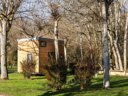 Camping Pas Cher vous présente avec son site Officiel campingpascher.fr, le Camping Slow Village Saint-Cybranet, situé sur la commune de Saint Cybranet dans le département Dordogne (Aquitaine) en France. Le camping Slow Village Saint-Cybranet, vous présente un hébergement de type hébergement insolite de 22 m². Le camping Slow Village Saint-Cybranet vous propose du sam. 23 mai au sam. 30 mai 2026 pour 7 nuits à 500€. Cette location propose 66 dates différentes pour réserver votre séjour. Découvrez également les 5 autres gammes d'hébergements du camping. Les Avis clients pour le Camping Slow Village Saint-Cybranet sont excellents avec une note moyenne de 9 sur 10. Rivière, Piscine extérieure, Club enfants, Aire de jeux enfants, Baby-foot, Canoë-kayak, Centre équestre, Cyclisme, Ping-pong, Pétanque, Randonnée, Bar, Restaurant,... En savoir plus : cliquez-ICI.