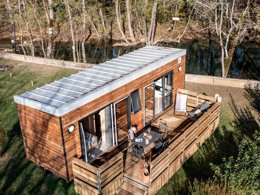 Camping Pas Cher vous présente avec son site Officiel campingpascher.fr, le Camping Slow Village Saint-Cybranet, situé sur la commune de Saint Cybranet dans le département Dordogne (Aquitaine) en France. Le camping Slow Village Saint-Cybranet, vous présente un hébergement de type hébergement insolite de 18 m². Le camping Slow Village Saint-Cybranet vous propose du sam. 23 mai au sam. 30 mai 2026 pour 7 nuits à 360€. Cette location propose 66 dates différentes pour réserver votre séjour. Découvrez également les 5 autres gammes d'hébergements du camping. Les Avis clients pour le Camping Slow Village Saint-Cybranet sont excellents avec une note moyenne de 9 sur 10. Rivière, Piscine extérieure, Club enfants, Aire de jeux enfants, Baby-foot, Canoë-kayak, Centre équestre, Cyclisme, Ping-pong, Pétanque, Randonnée, Bar, Restaurant,... En savoir plus : cliquez-ICI.