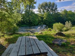 Camping Pas Cher vous présente avec son site Officiel campingpascher.fr, le Camping Les Peupliers classé 3 étoiles, situé sur la commune de Vogue dans le département Ardèche (Rhône Alpes) en France. Le camping Les Peupliers vous propose un hébergement de type mobil-home. L'établissement vous propose un autre type d'hébergement. Découvrez tous nos séjours à petits prix dans la commune et aux alentours de Vogue du département : Ardèche (Rhône Alpes). Aire de jeux enfants, Ping-pong, Pétanque, Terrain de volley-ball, Terrain multisports, Bar, Dépôt de pain, Snack/Bar,... En savoir plus : cliquez-ICI.