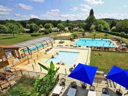 Camping Pas Cher vous présente avec son site Officiel campingpascher.fr, le Camping Du Bournat classé 3 étoiles, situé sur la commune de Le Bugue dans le département Dordogne (Aquitaine) en France. Le camping Du Bournat vous propose un hébergement de type mobil-home de 28 m² (télévision). L'établissement vous propose 2 autres types d'hébergements. Découvrez tous nos séjours à petits prix dans la commune et aux alentours de Le Bugue du département : Dordogne (Aquitaine). Les Avis clients pour le Camping Du Bournat sont excellents avec une note moyenne de 8 sur 10. Piscine couverte, Piscine extérieure, Animations familiales, Club enfants, Aire de jeux enfants, Canoë-kayak, Ping-pong, Pétanque, Terrain de basketball, Trampoline, Bar, Boulangerie, Brasserie, Pizzeria, Restaurant, Snack/Bar, Station-service, Épicerie,... En savoir plus : cliquez-ICI.