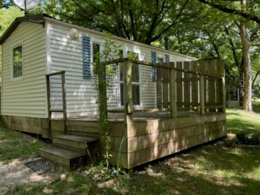 Camping Pas Cher vous présente avec son site Officiel campingpascher.fr, le Camping Xtrem Village classé 3 étoiles, situé sur la commune de Lamontjoie dans le département Lot-et-garonne (Aquitaine) en France. Le camping Xtrem Village vous propose un hébergement de type mobil-home avec climatisation. Cet hébergement propose plus de 264 dates différentes pour réserver ! Pour dévouvrir la période la moins chère, consultez la rubrique 'Tarifs' et sélectionnez votre mois de départ. L'établissement vous propose 7 autres types d'hébergements. Découvrez tous nos séjours à petits prix dans la commune et aux alentours de Lamontjoie du département : Lot-et-garonne (Aquitaine). Les Avis clients pour le Camping Xtrem Village sont excellents avec une note moyenne de 8 sur 10. Lac, Piscine extérieure, Aire de jeux enfants, Jet-ski, Ping-pong, Pétanque, Sports nautiques, Terrain de basketball, Terrain de football, Terrain de volley-ball, Restaurant, Snack/Bar,... En savoir plus : cliquez-ICI.