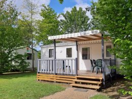 Camping Pas Cher vous présente avec son site Officiel campingpascher.fr, le Camping Les Charmes classé 4 étoiles, situé sur la commune de Apremont dans le département Vendée (Pays De La Loire) en France. Le camping Les Charmes, vous présente un hébergement de type mobil-home de 30 m² pour 2 personnes et télévision. Le camping Les Charmes vous propose du dimanche 01 novembre au dimanche 08 novembre 2026, en promotion à -19% pour 7 nuits à 327,40 € au lieu de 405,0 € soit une Économie de 77,60 €. Cette location propose 250 dates différentes pour réserver votre séjour. Découvrez également les 17 autres gammes d'hébergements du camping. Les Avis clients pour le Camping Les Charmes sont excellents avec une note moyenne de 9 sur 10. Piscine chauffée, Piscine couverte, Animation enfants, Animations familiales, Aire de jeux enfants, Baby-foot, Court de tennis, Ping-pong, Pétanque, Structure gonflable enfants, Terrain multisports, Dépôt de pain, Plats à emporter, Snack/Bar, Épicerie,... En savoir plus : cliquez-ICI.